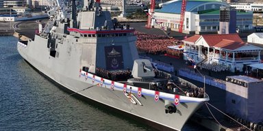 Сел на мель: в КНДР во время спуска повредили новый эсминец (фото)