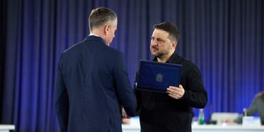 Купянск, Сумы, Никополь и другие: Зеленский вручил почетные знаки отличия "Город-герой Украины"