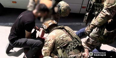 "Попросив води": у Вінниці чоловік напав на студентку та поранив ножем у шию (фото, відео)