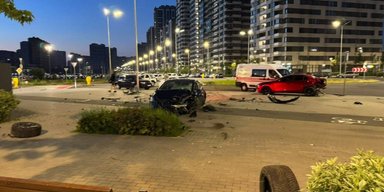 Пьяный подросток на Tesla протаранил припаркованные авто в Киеве (фото, видео)