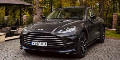 В Україні помітили ексклюзивний кросовер Aston Martin за 14 мільйонів на "бляхах" (фото)