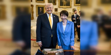 Слой грима стал толще: уже на второй руке Трампа заметили подозрительные синяки