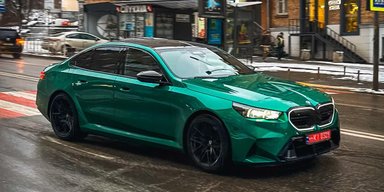 Понад 700 сил і 3,5 с до сотні: у Києві помітили новий BMW M5 2024 (фото)