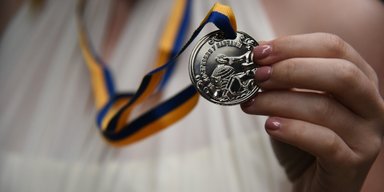 Не відображає якості освіти: ВРУ відмовилася оплачувати золоті медалі для випускників (відео)