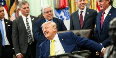 Переніс інсульт на камеру: фахівець проаналізував поведінку Трампа на брифінгу