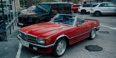 Яркая звезда 80-х: в Киеве заметили редкий заряженный спорткар Mercedes-AMG (фото)