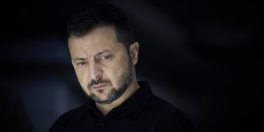 Запад готовит "золотую ссылку" для Зеленского на время выборов президента, — СМИ