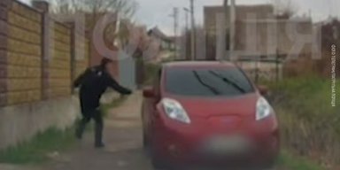 В Запорожье на полицейских во время задержания напал мужчина с топором (видео)