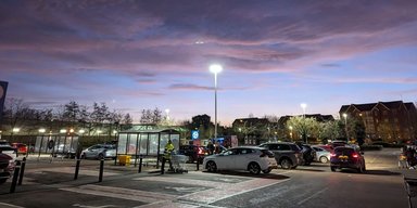 Хотела запомнить закат: женщина случайно сфотографировала НЛО рядом с магазином (фото)