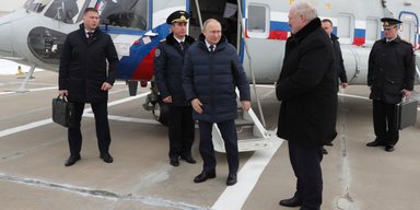 Онколог і моряки з "ядерною валізкою": ЗМІ розповіли, хто супроводжує Путіна на зустрічах