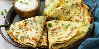 Сытное блюдо на ужин: рецепт блинов на кефире с луком и шкварками