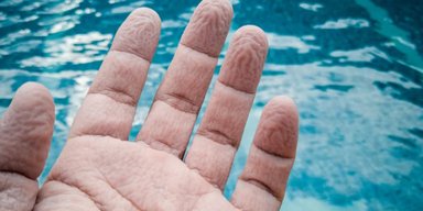 Чому пальці морщаться від води, але зовсім не у всіх: насправді це корисно