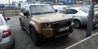 Позашляховий ексклюзив: у Києві засвітився особливий Toyota Land Cruiser Prado 2024 (фото)