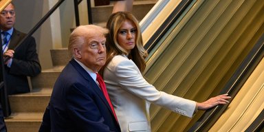 Трамп с женой застряли на эскалаторе в штаб-квартире ООН: момент попал на видео