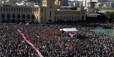 У Вірменії протестувальники дали Пашиняну годину на те, щоб піти у відставку, — ЗМІ (відео)