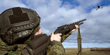 "Назначают машины сопровождения": ВС РФ заставляют бойцов сбивать дроны "калашами", — офицер ВСУ
