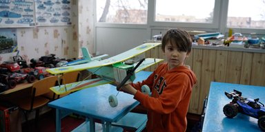 Третьокласник із Черкащини зібрав літак: двигун узяв у російському трофейному дроні (відео)