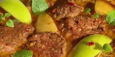 Мясо тает во рту: рецепт свинины, тушеной с яблоками