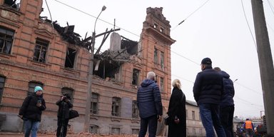 Запутался в проводах и взорвался во дворе: жители Харькова о последствиях атаки БПЛА (фото)