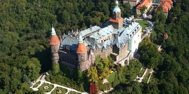 Таємні тунелі, де закопаний золотий потяг нацистів: що відомо про улюблений замок Гітлера
