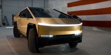 По-багатому: в США створили золоту Tesla Cybertruck (відео)