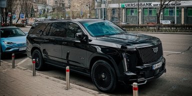 Скоростной гигант: в Киеве засветился сверхмощный внедорожник Cadillac за $250 000 (фото)