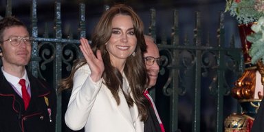Кейт Миддлтон в ослепительном белом костюме прибыла в Вестминстерское аббатство