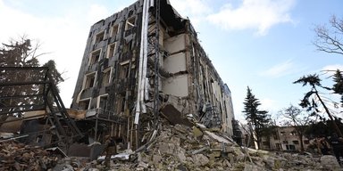 РФ атаковала баллистикой Изюм: разрушено здание горсовета, последние подробности (видео)