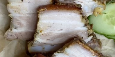 Свиная подбрюшина в рукаве: рецепт сытного мясного блюда на Пасху
