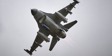 За прикладом Другої світової: як українські F-16 борються з "шахедами" під час атак (відео)