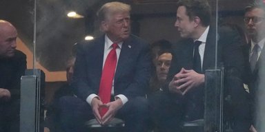 "Я по тебе скучал": о чем говорили Трамп и Маск на прощании с Чарли Кирком (видео)