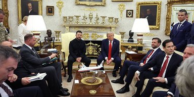 Зеленський просив вибачення, Венс мовчав, а Трамп провів екскурсію: якою була зустріч у Білому домі (фото)
