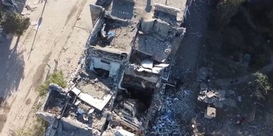 Бодікамера поліцейського записала момент повторного ракетного удару в Покровську (відео)