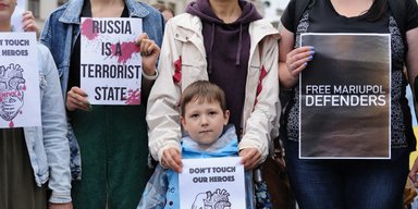 "Трибунал" в Мариуполе. Кого Россия хочет посадить в клетки