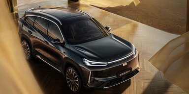 Geely показала недорогой семейный кроссовер с расходом 3,3 л на 100 км (фото)