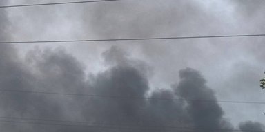 Днепр накрыл густой черный дым после взрывов: РФ ударила по местному предприятию (фото)