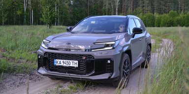 Улучшенный бестселлер: обзор нового кроссовера Toyota RAV4 (фото)