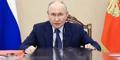 Перебуває у стані марення: Путін вийшов з бункера та з'явився на публіці у дивному вигляді, — ЗМІ (фото)