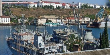 Поганий знак для росіян: окупанти в Криму почали розбирати український корабель (фото)