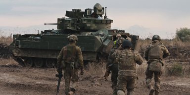 Bradley проти Т-90М: танковий експерт перелічив найвразливіші місця російського танку (фото)