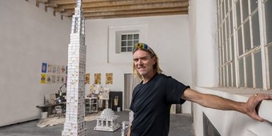 Мужчина создал самый высокий в мире карточный дом: как он выглядит (фото)