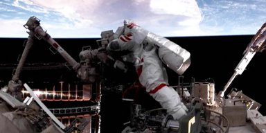 Китайские астронавты осмотрели поврежденный корабль во время выхода в открытый космос (фото)