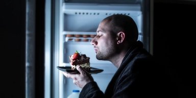 Котлеты в фольге, а зелень — в стеклянной банке: как продлить жизнь продуктам в холодильнике