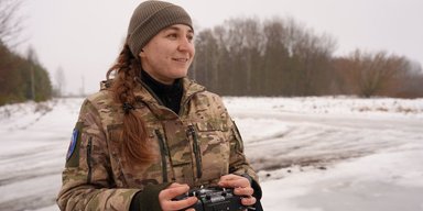 Аеророзвідка — це "боротьба жінок": військовослужбовиця за тиждень зібрала FPV-дрон (відео, фото)