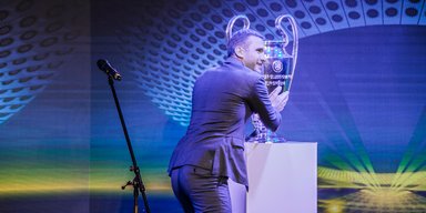 Один сломал, другой потерял. 7 курьезных приключений футбольных кубков