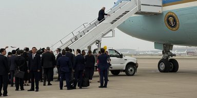 Делегація США перед вильотом додому викинула все, що їм давали в Китаї: у чому причина