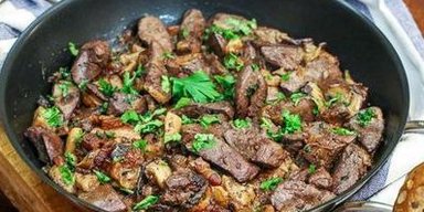 Куряча печінка з овочами: з'їдять за одну хвилину