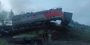Обвал мостів та вибухи: за ніч на російській залізниці сталися три інциденти (фото, відео)