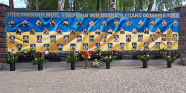 Намагався примиритися з дівчиною: юнак вкрав квіти з меморіалу на честь загиблих воїнів (фото)