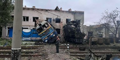 РФ масовано вдарила по депо "Укрзалізниці" в Одесі: поранено машиніста потяга (фото)